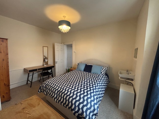 Good sized double room, first floor, Greenbank  Main Photo