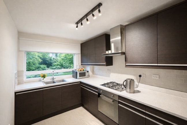 Bright Furnished Room in Quiet Forest Hill Flat Main Photo