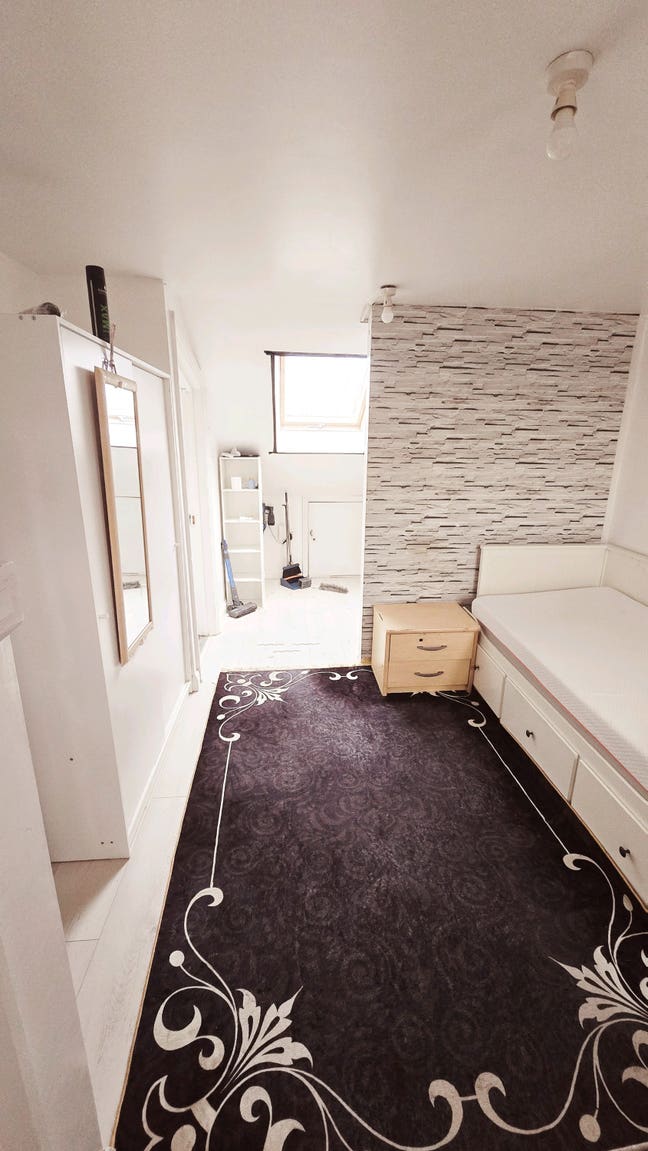 Room with attached bathroom Main Photo