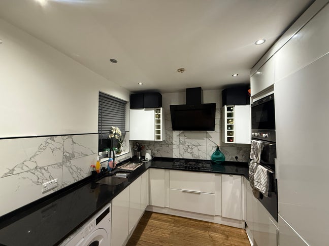 2 rooms to rent in. Family orientated house !! Main Photo