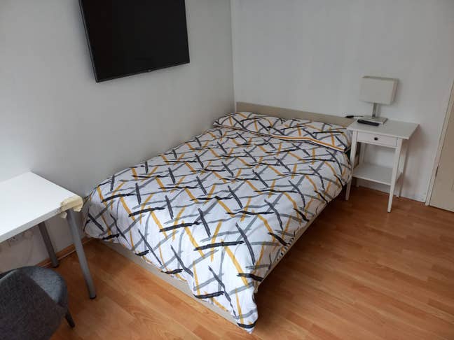 Looking for a roomate for a room in old street  Main Photo