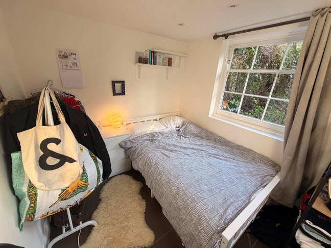 Lovely double room in social tide house Main Photo