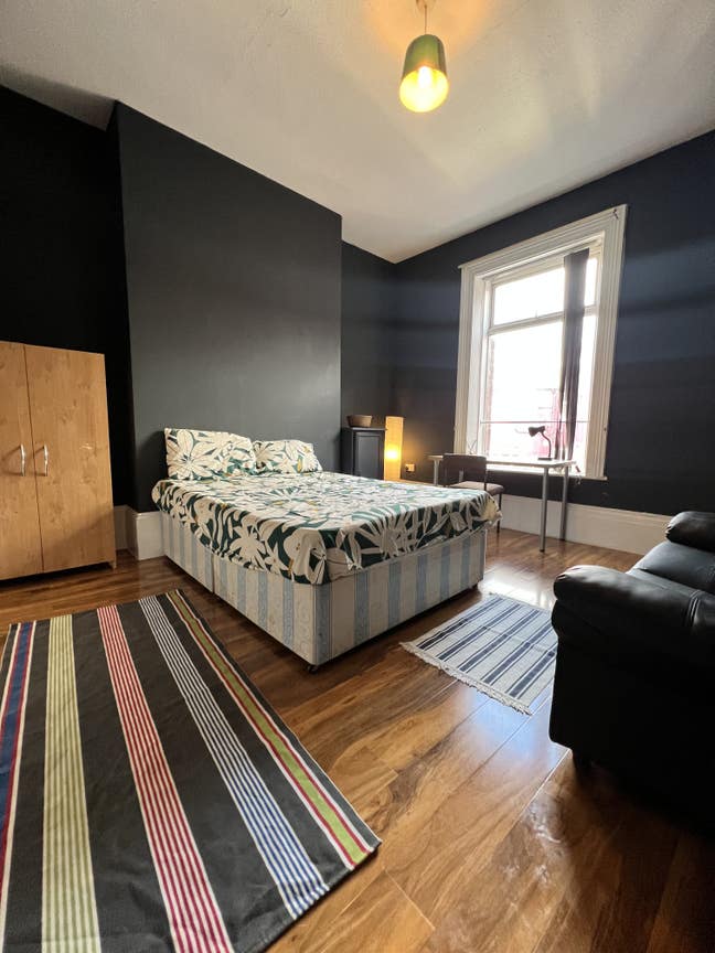 Couples Room in Friendly Shared House Main Photo