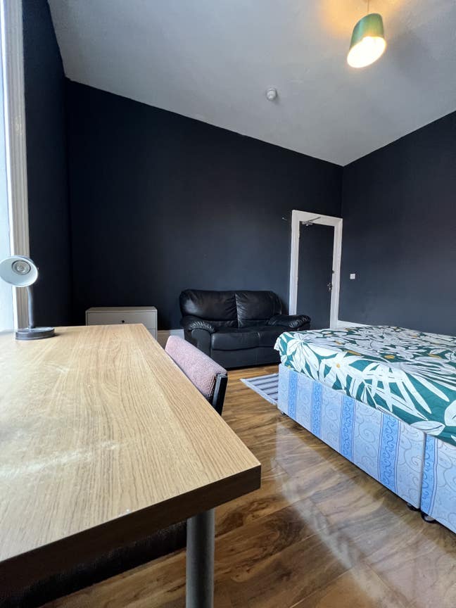 Large Double Room Main Photo