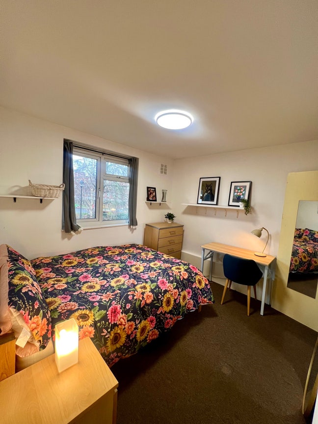 Awesome room in the heart of london fields Main Photo