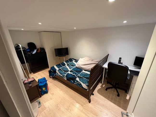 Room available - large living room/kitchen (E15) Main Photo