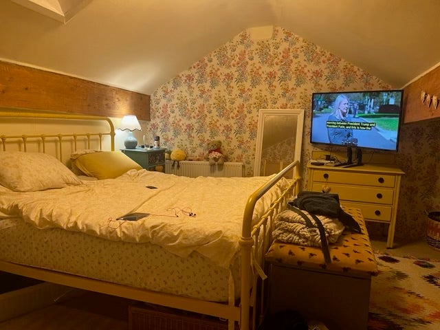 Large Top Floor Room in Barnoldswick centre  Main Photo