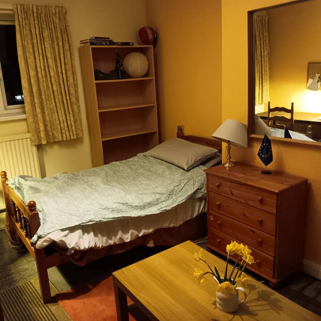 Large bedroom/study/livingroom Main Photo