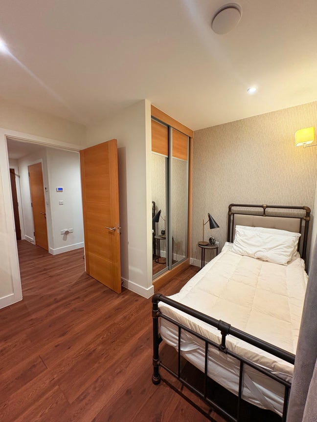 Beautiful flat right by Goodman’s Field Main Photo