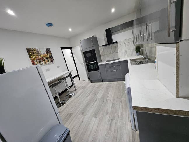 Ensuite room with kitchenette. Parking. All bills  Main Photo