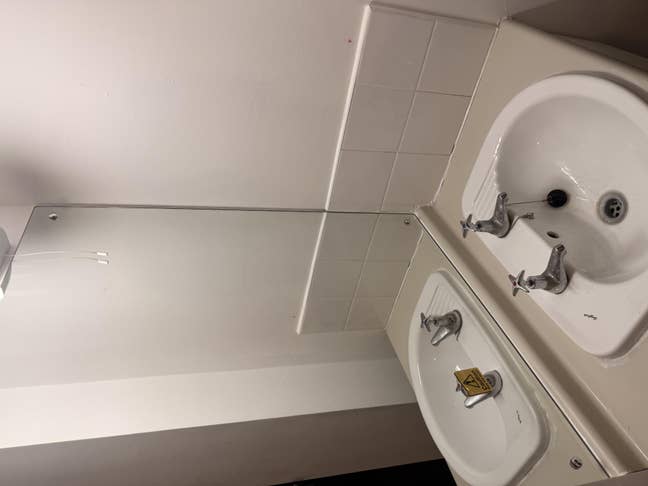 I want move out before 2 feb so please contact  Main Photo