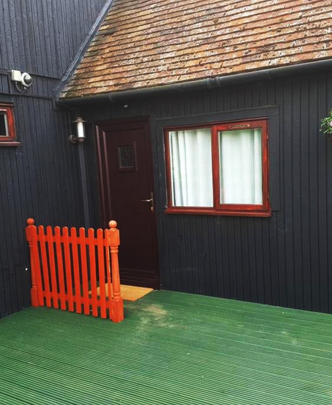 Studio flat ensuite kitchen gated Main Photo