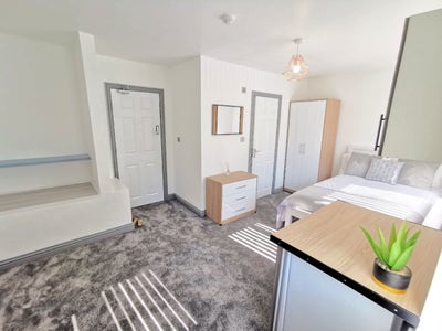 ** LARGE Modern Luxury En Suite All Bills Included Main Photo