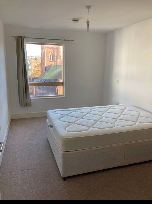 Double room with private bathroom - &pound;950+bills Main Photo