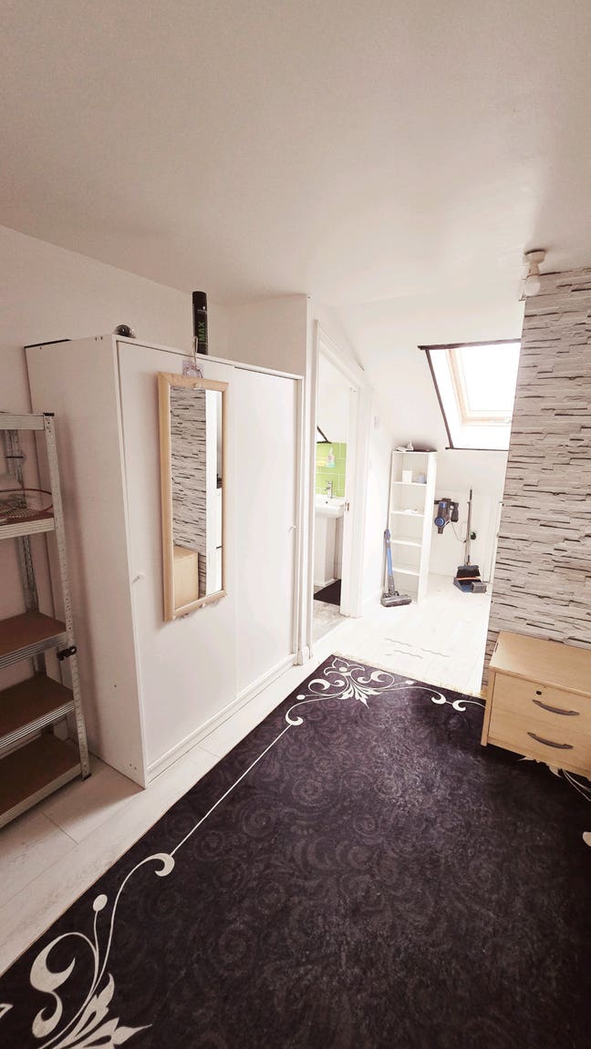 Room with attached bathroom private  Main Photo