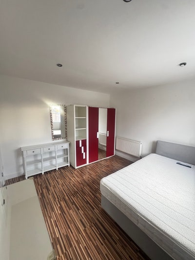 Room to Rent – Spacious 4-Bedroom Flat, Finchley Main Photo
