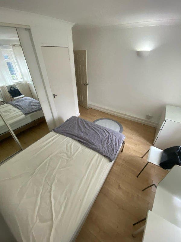 Master Room in Queens Park - Room 😋 Ready to Move Main Photo