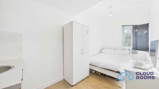 En-Suite with Semi Kitchen – SE9 🏠 Eltham Main Photo