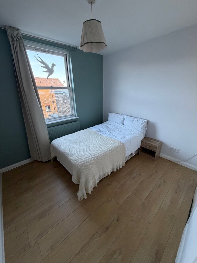 One bedroom Hampton Court Main Photo