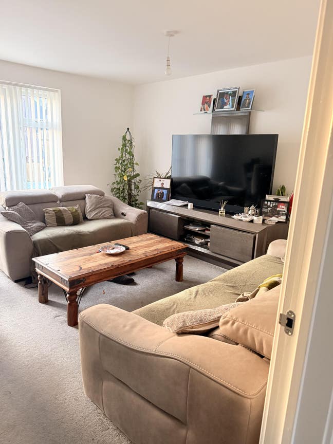 Double and specious room to let Main Photo