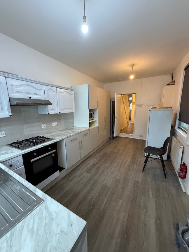  Large 4/5 Bedroom House – 5–8 Min Walk to Bushhil Main Photo