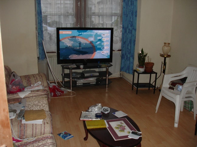 Ground Floor  2 Bed Flat Minutes from Wood Greeen Main Photo