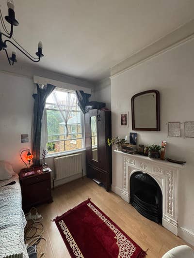 Double and single room available in W12 zone2 Main Photo