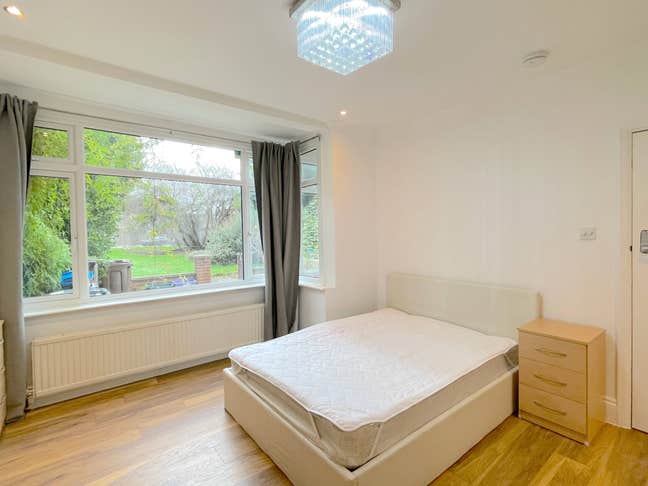 Large Room in Beautiful House in Motspur Park Main Photo