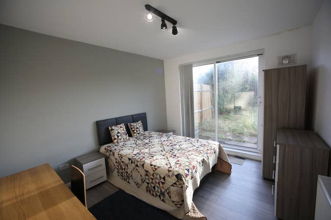 Double Room - Fully Furnished, Great Location Main Photo