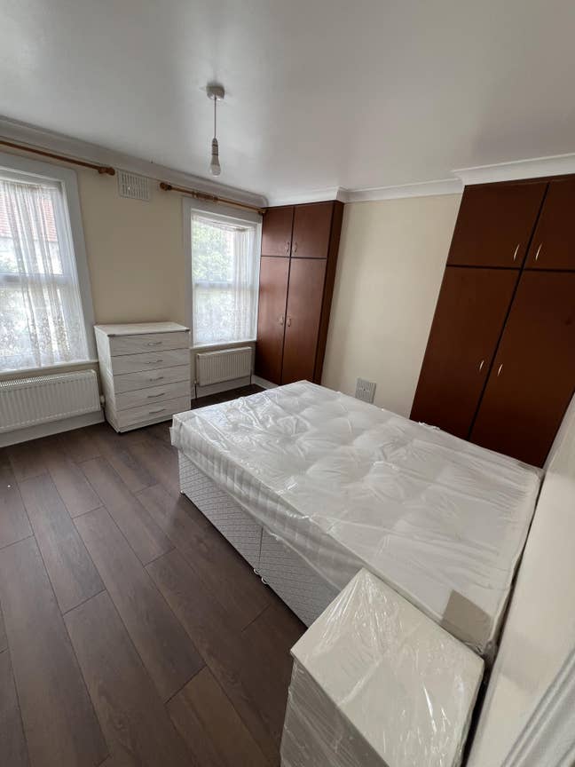 Large furnished room with built in storage Main Photo