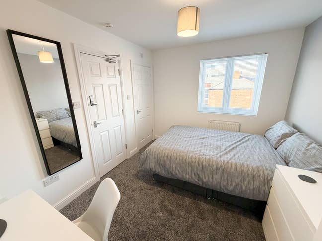 Lovely Six Bedroom House share Main Photo