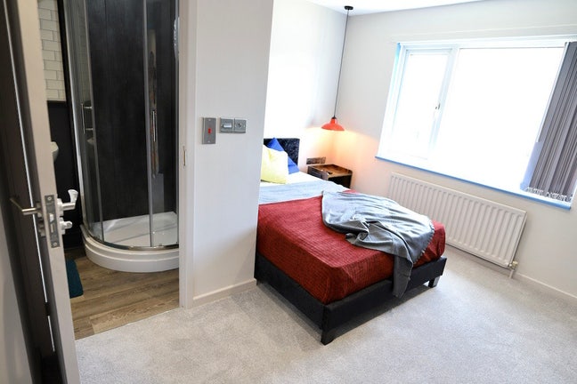 Professional House Share close to James Cook  Main Photo