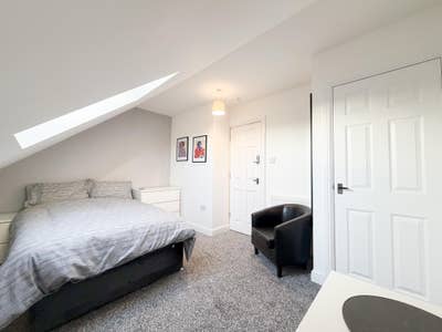Lovely Six Bedroom House share Main Photo