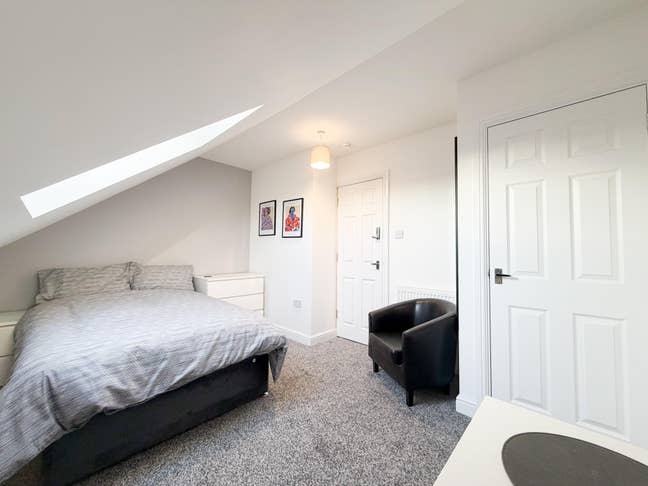 Lovely Six Bedroom House share Main Photo