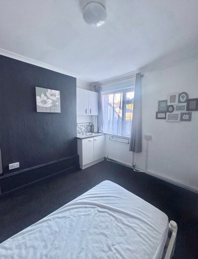 Single Room available in cannock Main Photo