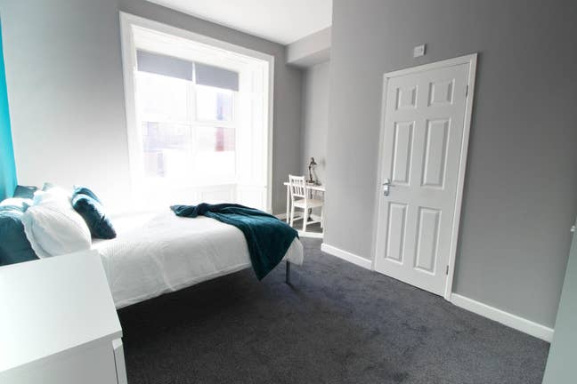 Beautiful Ensuite bedroom in House Share Main Photo