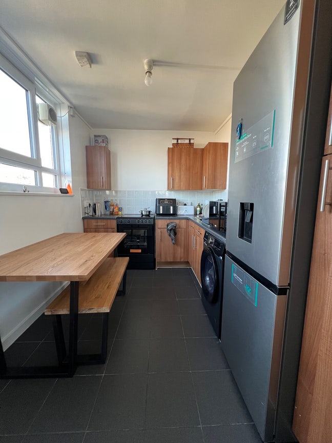 Large Furnished room  Main Photo