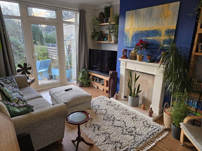 Bright room in friendly flat with beautiful garden Main Photo