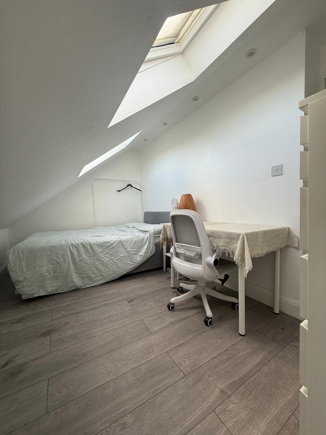 Large Single room in Feltham  Main Photo