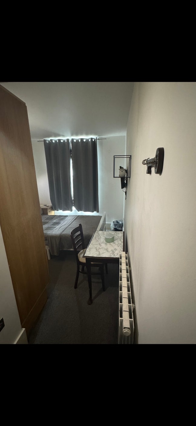 Prime Location Next to Station Amazing Ensuit Main Photo