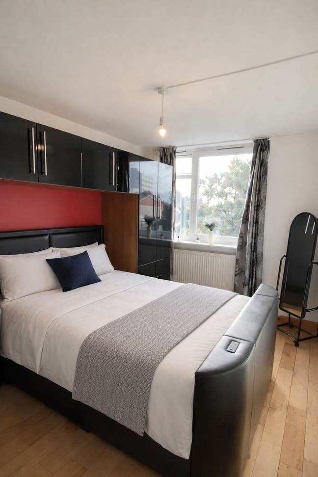 Bright Double Room 1 min to Station  Main Photo