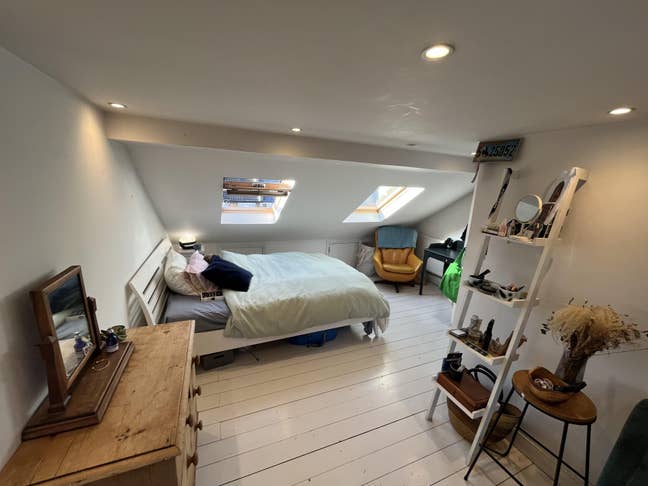 Large Room W/ Tv, Sofa and Desk Space for Sublet Main Photo