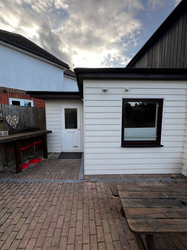 A studio flat with separate entrance to rent Main Photo