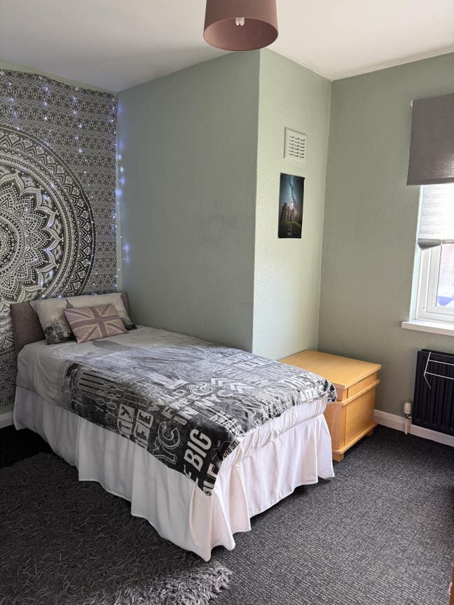 Room to let - Female preferred Main Photo