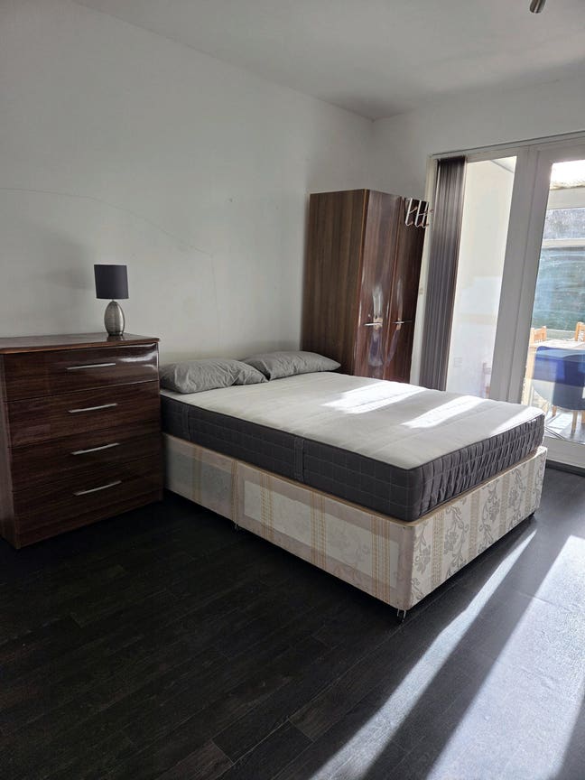 Double room + conservatory with access to garden Main Photo