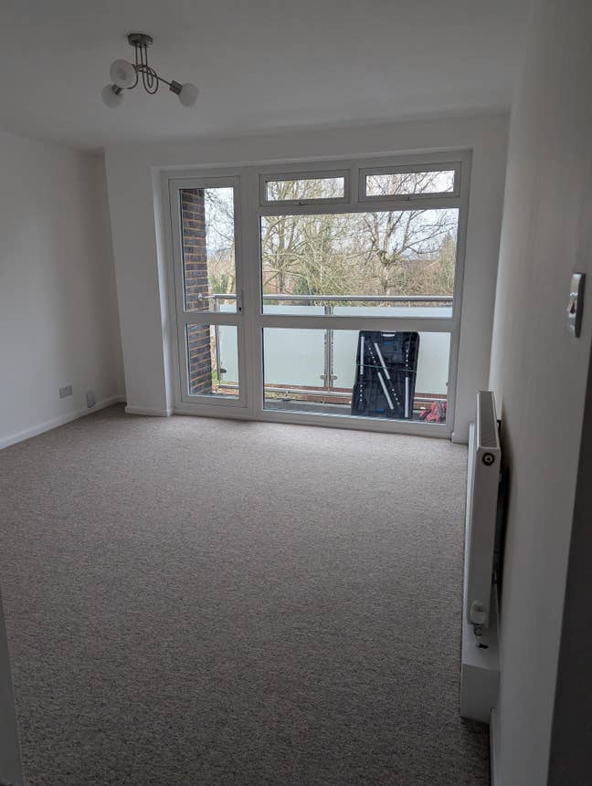 2 bed refurbished 1st floor flat Main Photo