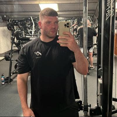 I am a professional male aged 28. I am lookin... Main Photo