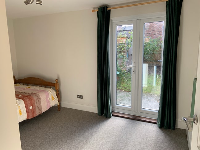 Double bedroom in Georgian flat  Main Photo