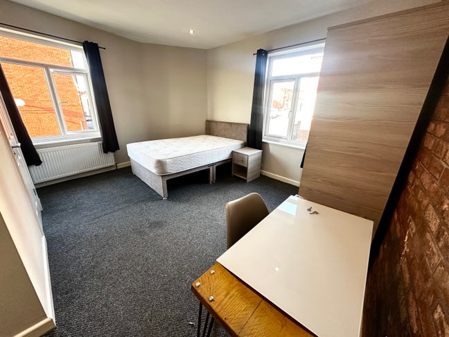 Double Ensuite near Tameside Hospital Main Photo