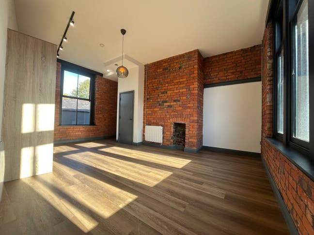 🧡 Spacious One-Bedroom Victorian Apartment Main Photo